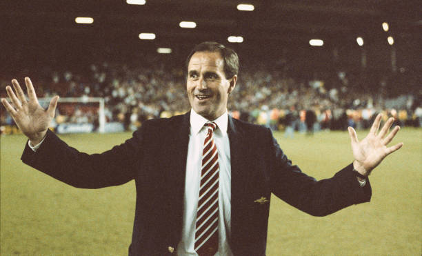 LIVERPOOL, UNITED KINGDOM - MAY 26: Arsenal manager George Graham celebrates on the pitch after Arsenal had beaten Liverpool 2-0 to win the First Division Championship at Anfield on May 26, 1989 in Liverpool, England. (Photo by Allsport/Getty Images)