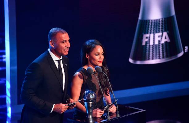 Arsenal's player Alex Scott and Netherland's former player Ruud Gullit (L) present the The Best FIFA Women's Coach of 2017 Award during The Best FIFA Football Awards ceremony, on October 23, 2017 in London. / AFP PHOTO / Ben STANSALL