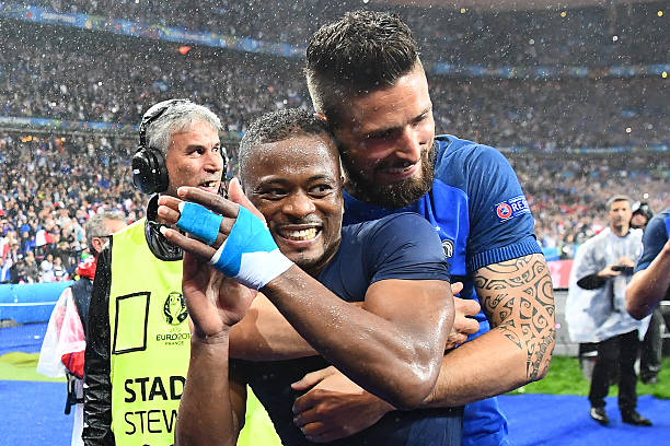 Giroud offers Evra support