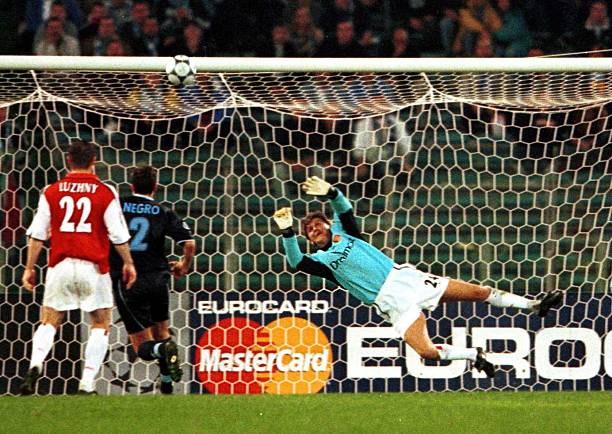 17 Oct 2000: Goalkeeper John Lukic of Arsenal makes a save during the match between Lazio and Arsenal in the UEFA Champions League Group B at the Olympic Stadium, Rome, Italy. Mandatory Credit: Clive Brunskill/ALLSPORT