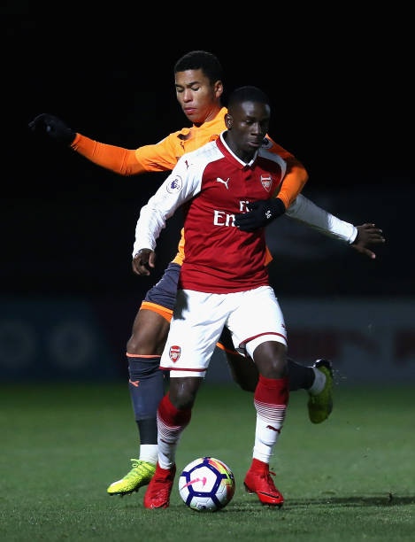 BOREHAMWOOD, ENGLAND - NOVEMBER 30: Jordi Osei-Tutu of Arsenal and Danny Loader of Reading battle for posession during the Premier League International Cup match between Arsenal and Reading at Meadow Park on November 30, 2017 in Borehamwood, England. (Photo by Alex Pantling/Getty Images)