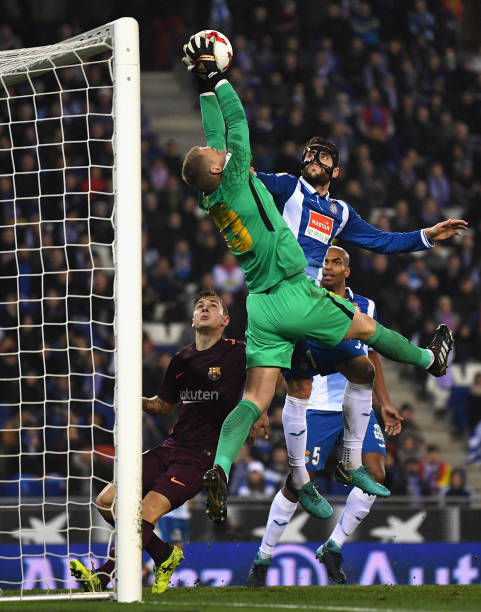 BARCELONA, SPAIN - JANUARY 17: Jasper Cillessen of Barcelona catches the ball under pressure from David Lopez of Espanyol during the Spanish Copa del Rey Quarter Final First Leg match between Espanyol and Barcelona at Nuevo Estadio de Cornella-El Prat on January 17, 2018 in Barcelona, Spain. (Photo by David Ramos/Getty Images)