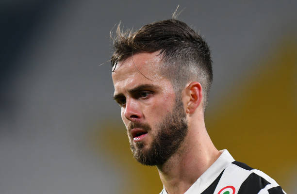 TURIN, ITALY - JANUARY 22: Miralem Pjanic of Juventus looks on during the Serie A match between Juventus and Genoa CFC on January 22, 2018 in Turin, Italy. (Photo by Alessandro Sabattini/Getty Images)