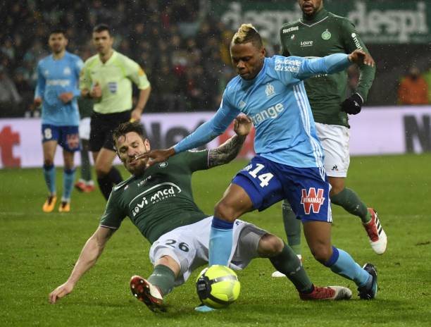 Marseille's Cameroonian forward Clinton Njie (R) vies with Saint-Etienne's French defender Mathieu Debuchy during the French L1 football match between AS Saint-Etienne and Olympique de Marseille on February 9, 2018 at the Geoffroy Guichard stadium in Saint-Etienne, central France. / AFP PHOTO / PHILIPPE DESMAZES 