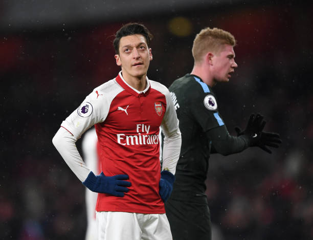 LONDON, ENGLAND - MARCH 01: Mesut Ozil of Arsenal shows his frustration in front Kevin De Bruyne of Manchester City during the Premier League match between Arsenal and Manchester City at Emirates Stadium on March 1, 2018 in London, England. (Photo by Shaun Botterill/Getty Images)
