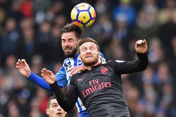 Brighton's Dutch midfielder Davy Propper (L) vies with Arsenal's German defender Shkodran Mustafi during the English Premier League football match between Brighton and Hove Albion and Arsenal at the American Express Community Stadium in Brighton, southern England on March 4, 2018. / AFP PHOTO / Glyn KIRK /