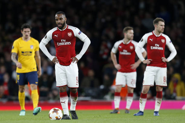 Arsenal's French striker Alexandre Lacazette (2nd L) reacts after Atletico equalize during the UEFA Europa League first leg semi-final football match between Arsenal and Atletico Madrid at the Emirates Stadium in London on April 26, 2018. (Photo by Ian KINGTON / IKIMAGES / AFP)