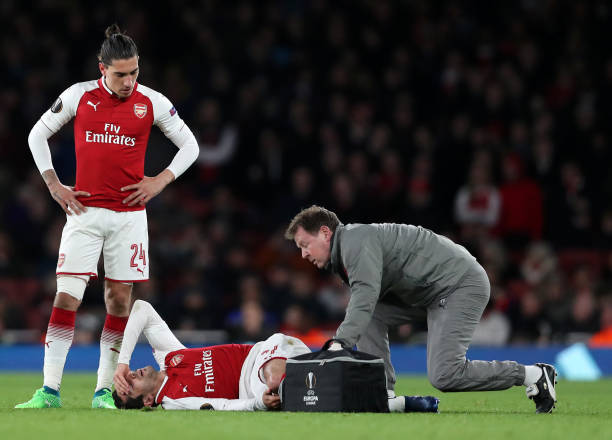 LONDON, ENGLAND - APRIL 05: Henrikh Mkhitaryan of Arsenal lies injured during the UEFA Europa League quarter final leg one match between Arsenal FC and CSKA Moskva at Emirates Stadium on April 5, 2018 in London, United Kingdom. (Photo by Dan Istitene/Getty Images,)
