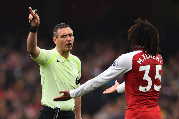Referee Andre Marriner (L) has words with Arsenal's Egyptian midfielder Mohamed Elneny during the English Premier League football match between Arsenal and Southampton at the Emirates Stadium in London on April 8, 2018. / AFP PHOTO / Glyn KIRK /
