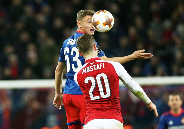 MOSCOW, RUSSIA - APRIL 12: Fedor Chalov of PFC CSKA Moskva vies for the ball with Shkodran Mustafi of Arsenal FC during the UEFA Europa League quarter final leg two match between PFC CSKA Moskva and Arsenal FC at CSKA Arena stadium on April 12, 2018 in Moscow, Russia. (Photo by Oleg Nikishin/Getty Images)