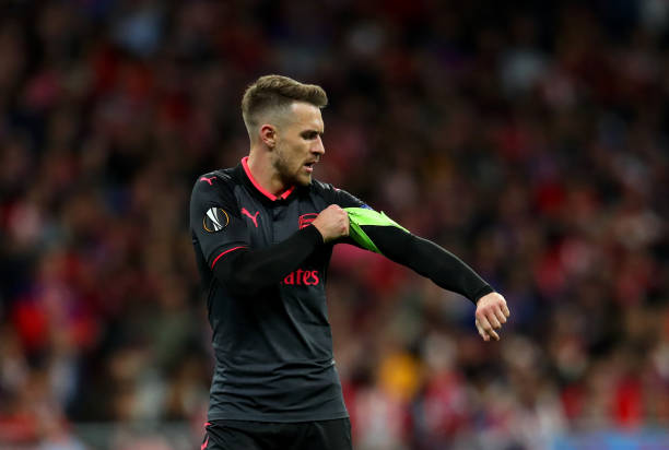 MADRID, SPAIN - MAY 03: Aaron Ramsey of Arsenal puts on the captains armband during the UEFA Europa League Semi Final second leg match between Atletico Madrid and Arsenal FC at Estadio Wanda Metropolitano on May 3, 2018 in Madrid, Spain. (Photo by Catherine Ivill/Getty Images)
