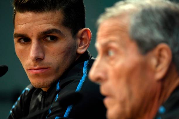 Uruguay's midfielder Lucas Torreira (L) and Uruguay's coach Oscar Washington Tabarez attend a presse conference on July 5, 2018 at the Nizhny Novgorod stadium in Nizhny Novgorod on the eve of their Russia 2018 World Cup quarter final football match against France. (Photo by Martin BERNETTI / AFP)