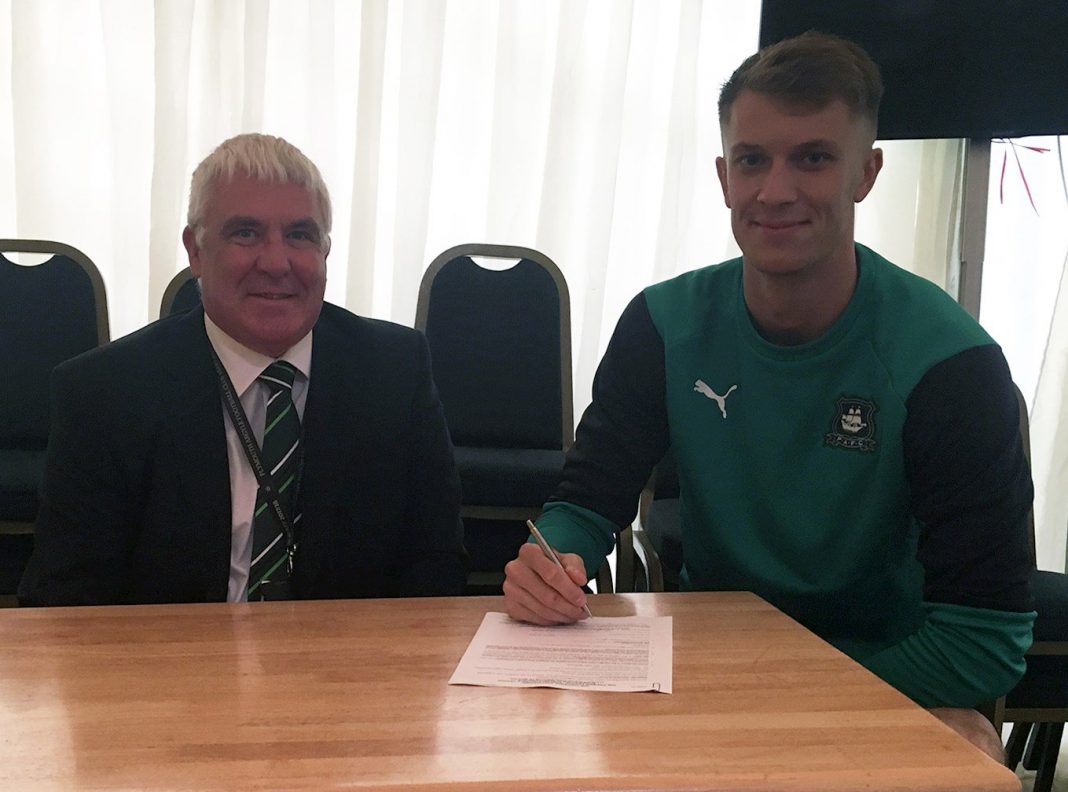 Matt Macey signing with Plymouth at the start of the season (Photo via PAFC.co.uk)