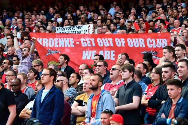 Arsenal fans hold up a banner against Arsenal's majority owner Stan Kroenke during the English Premier League football match between Arsenal and Everton at the Emirates Stadium in London on May 21, 2017. / AFP PHOTO / Justin TALLIS