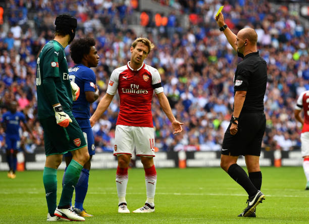 LONDON, ENGLAND - AUGUST 06: Willian of Chelsea is shown a yellow card by Referee Bobby Madley during the The FA Community Shield final between Chelsea and Arsenal at Wembley Stadium on August 6, 2017 in London, England. (Photo by Dan Mullan/Getty Images)