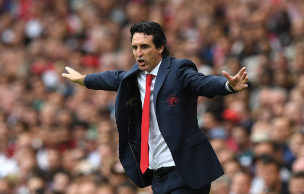 LONDON, ENGLAND - AUGUST 12: Unai Emery, Manager of Arsenal gives his team instructions during the Premier League match between Arsenal FC and Manchester City at Emirates Stadium on August 12, 2018 in London, United Kingdom. (Photo by Shaun Botterill/Getty Images)