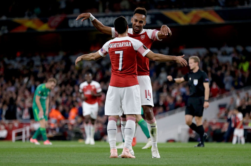 LONDON, ENGLAND - SEPTEMBER 20: Pierre-Emerick Aubameyang of Arsenal celebrates after scoring his team's third goal with Henrikh Mkhitaryan of Arsenal during the UEFA Europa League Group E match between Arsenal and Vorskla Poltava at Emirates Stadium on September 20, 2018 in London, United Kingdom. (Photo by Henry Browne/Getty Images)