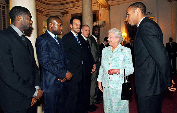 London, UNITED KINGDOM: Britain's Queen Elizabeth II meets with Arsenal football team members (from L) Kolo Toure, William Gallas, Manuel Almunia, Philippe Senderos and captain Thierry Henry (R) at Buckingham Palace, 15 February 2007. Queen Elizabeth II hosted Arsenal footballers in a teatime fixture at Buckingham Palace 15 February to make up for her having to forfeit opening their new ground last November because of a bad back. The 80-year-old monarch invited the English Premiership club's players and staff to the palace for a tour of the State Apartments before their gathering in the Bow Room. Gunners captain Thierry Henry, the club's record goal scorer, swapped his red and white kit for a smart dark suit and tie for the occasion. AFP PHOTO / PA / Fiona Hanson