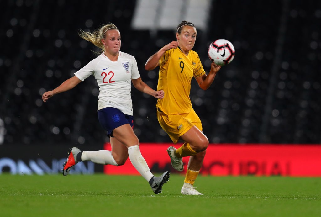 LONDON, ENGLAND - OCTOBER 09: Beth Mead of England competes with Caitlin Foord of Australia during the International Friendly between England Women and Australia Women at Craven Cottage on October 9, 2018 in London, England. (Photo by Catherine Ivill/Getty Images)