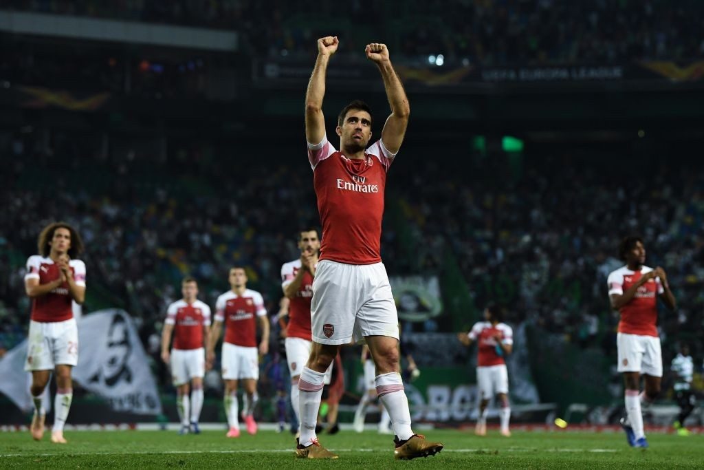 LISBON, PORTUGAL - OCTOBER 25: Sokratis Papastathopoulos of Arsenal applauds fans after the match during the UEFA Europa League Group E match between Sporting CP and Arsenal at Estadio Jose Alvalade on October 25, 2018 in Lisbon, Portugal. (Photo by David Ramos/Getty Images)