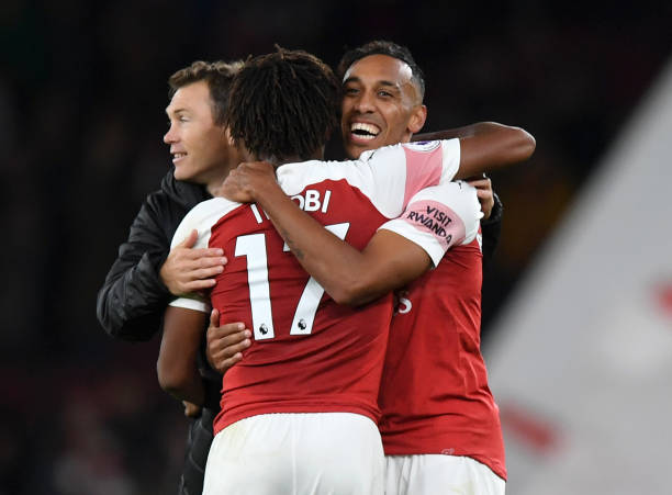 LONDON, ENGLAND - OCTOBER 22: Alex Iwobi of Arsenal embraces Pierre-Emerick Aubameyang of Arsenal after the Premier League match between Arsenal FC and Leicester City at Emirates Stadium on October 22, 2018 in London, United Kingdom. (Photo by Shaun Botterill/Getty Images)