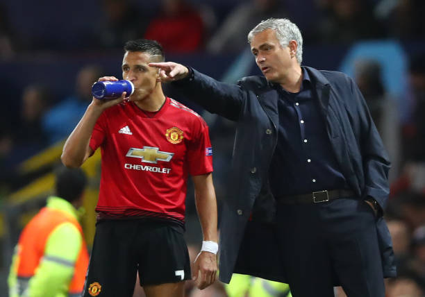 MANCHESTER, ENGLAND - OCTOBER 02: Jose Mourinho, Manager of Manchester United gives Alexis Sanchez of Manchester United instructions during the Group H match of the UEFA Champions League between Manchester United and Valencia at Old Trafford on October 2, 2018 in Manchester, United Kingdom. (Photo by Clive Brunskill/Getty Images)