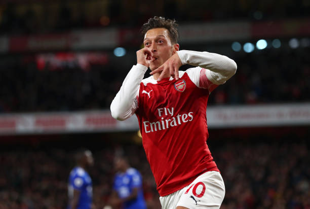 LONDON, ENGLAND - OCTOBER 22: Mesut Ozil of Arsenal celebrates after he scores his sides first goal during the Premier League match between Arsenal FC and Leicester City at Emirates Stadium on October 22, 2018 in London, United Kingdom. (Photo by Clive Rose/Getty Images)