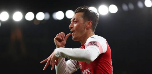 LONDON, ENGLAND - OCTOBER 22: Mesut Ozil of Arsenal celebrates after he scores his sides first goal during the Premier League match between Arsenal FC and Leicester City at Emirates Stadium on October 22, 2018 in London, United Kingdom. (Photo by Clive Rose/Getty Images)