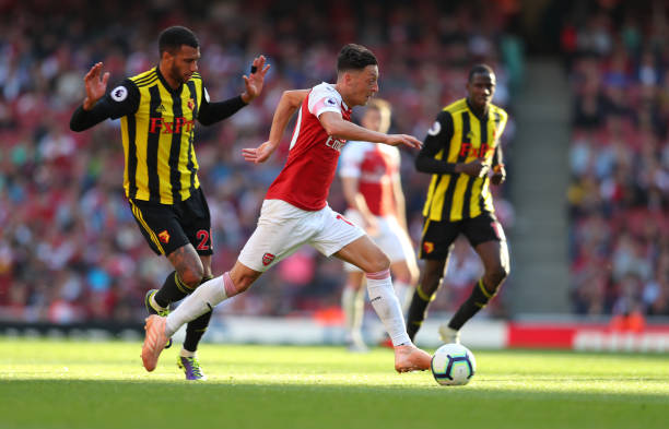 LONDON, ENGLAND - SEPTEMBER 29: Etienne Capoue of Watford and Mesut Ozil of Arsenal during the Premier League match between Arsenal FC and Watford FC at Emirates Stadium on September 29, 2018 in London, United Kingdom. (Photo by Catherine Ivill/Getty Images)