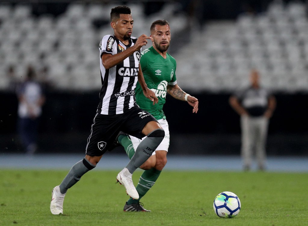 RIO DE JANEIRO, BRAZIL - JULY 26: Matheus Fernandes (L) of Botafogo struggles for the ball with Canteros of Chapecoense during a match between Botafogo and Chapecoense as part of Brasileirao Series A 2018 at Nilton Santos Stadium on July 26, 2018 in Rio de Janeiro, Brazil. (Photo by Buda Mendes/Getty Images)