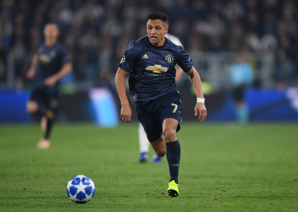 TURIN, ITALY - NOVEMBER 07: Alexis Sanchez of Manchester United breaks with the ball during the UEFA Champions League Group H match between Juventus and Manchester United at Allianz Stadium on November 07, 2018 in Turin, Italy. (Photo by Shaun Botterill/Getty Images)