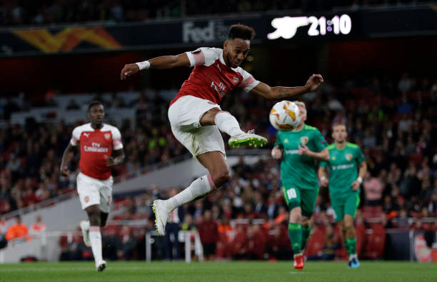 LONDON, ENGLAND - SEPTEMBER 20: Pierre-Emerick Aubameyang of Arsenal shoots during the UEFA Europa League Group E match between Arsenal and Vorskla Poltava at Emirates Stadium on September 20, 2018 in London, United Kingdom. (Photo by Henry Browne/Getty Images)