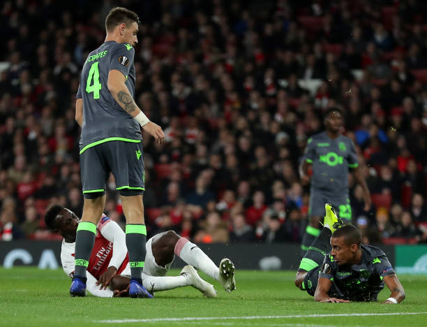 LONDON, ENGLAND - NOVEMBER 08: Danny Welbeck of Arsenal injures his ankle during the UEFA Europa League Group E match between Arsenal and Sporting Lisbon at Emirates Stadium on November 08, 2018 in London, United Kingdom. (Photo by Richard Heathcote/Getty Images)