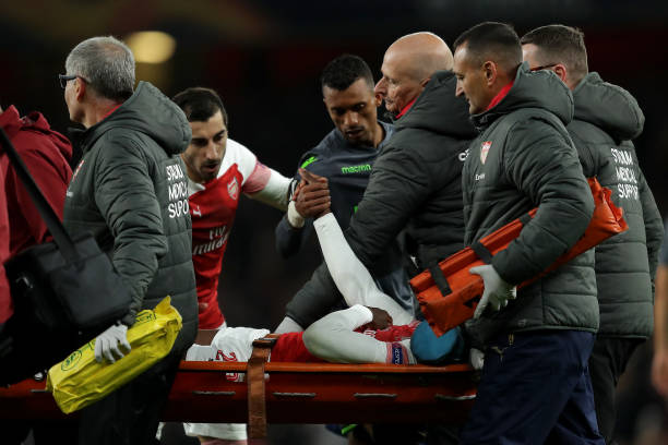 LONDON, ENGLAND - NOVEMBER 08: An injured Danny Welbeck of Arsenal is carried off on a stretcher during the UEFA Europa League Group E match between Arsenal and Sporting CP at Emirates Stadium on November 8, 2018 in London, United Kingdom. (Photo by Richard Heathcote/Getty Images)