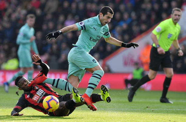 BOURNEMOUTH, ENGLAND - NOVEMBER 25: Henrikh Mkhitaryan of Arsenal is tackled by Jefferson Lerma of AFC Bournemouth during the Premier League match between AFC Bournemouth and Arsenal FC at Vitality Stadium on November 25, 2018 in Bournemouth, United Kingdom. (Photo by Mike Hewitt/Getty Images)