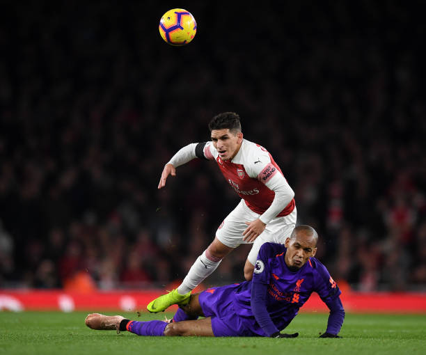 LONDON, ENGLAND - NOVEMBER 03: Lucas Torreira of Arsenal battles for possession with Fabinho of Liverpool during the Premier League match between Arsenal FC and Liverpool FC at Emirates Stadium on November 3, 2018 in London, United Kingdom. (Photo by Michael Regan/Getty Images)
