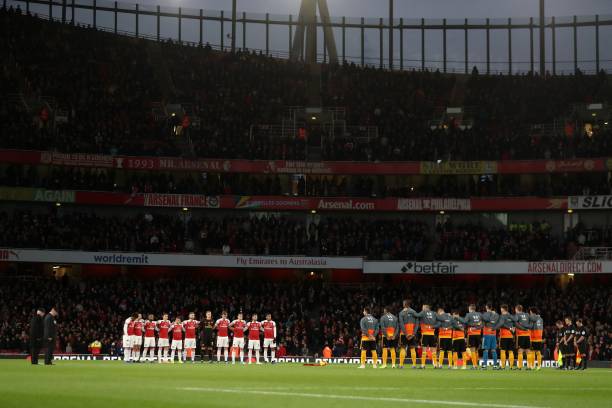 Players from both sides observe a minute's silence in honour of Remembrance Day ahead of the English Premier League football match between Arsenal and Wolverhampton Wanderers at the Emirates Stadium in London on November 11, 2018. (Photo by Daniel LEAL-OLIVAS / AFP) / RESTRICTED TO EDITORIAL USE. No use with unauthorized audio, video, data, fixture lists, club/league logos or 'live' services. Online in-match use limited to 120 images. An additional 40 images may be used in extra time. No video emulation. Social media in-match use limited to 120 images. An additional 40 images may be used in extra time. No use in betting publications, games or single club/league/player publications. / (Photo credit should read DANIEL LEAL-OLIVAS/AFP/Getty Images)