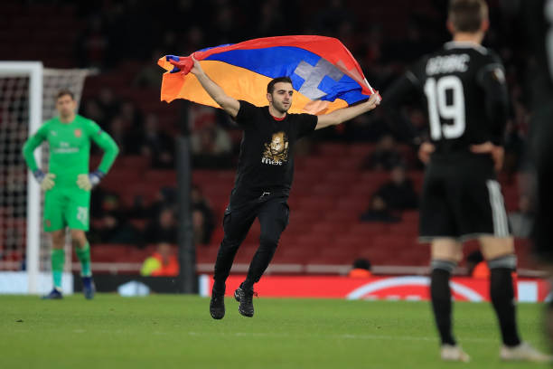 LONDON, ENGLAND - DECEMBER 13: Pitch invader during the UEFA Europa League Group E match between Arsenal and Qarabag FK at Emirates Stadium on December 13, 2018 in London, United Kingdom. (Photo by Marc Atkins/Getty Images)