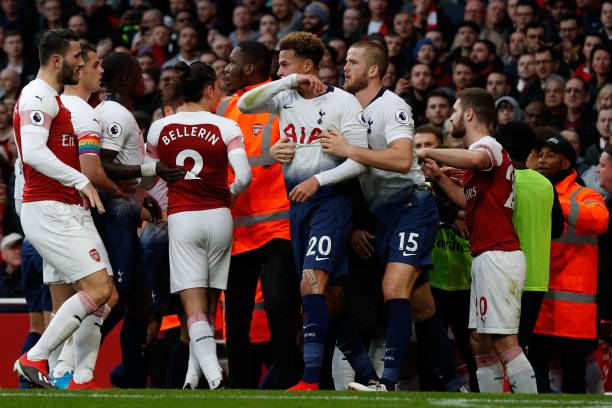 Tottenham Hotspur's English midfielder Dele Alli (C) is involved as players clash in the celebrations after Tottenham's equalizer during the English Premier League football match between Arsenal and Tottenham Hotspur at the Emirates Stadium in London on December 2, 2018. (Photo by Adrian DENNIS / AFP)