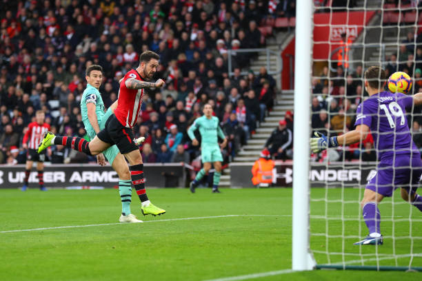 SOUTHAMPTON, ENGLAND - DECEMBER 16:  Danny Ings of Southampton scores his team's first goal under pressure from Laurent Koscielny of Arsenal during the Premier League match between Southampton FC and Arsenal FC at St Mary's Stadium on December 16, 2018 in Southampton, United Kingdom.  (Photo by Catherine Ivill/Getty Images)