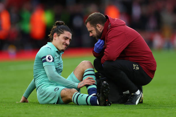 SOUTHAMPTON, ENGLAND - DECEMBER 16: Hector Bellerin of Arsenal receives medical treatment during the Premier League match between Southampton FC and Arsenal FC at St Mary's Stadium on December 16, 2018 in Southampton, United Kingdom. (Photo by Clive Rose/Getty Images)