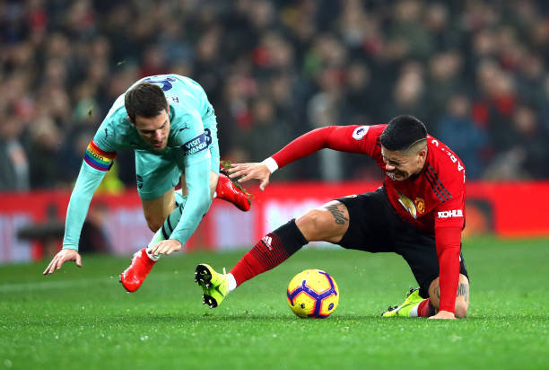MANCHESTER, ENGLAND - DECEMBER 05: Marcos Rojo of Manchester United battles for possession with Aaron Ramsey of Arsenal during the Premier League match between Manchester United and Arsenal FC at Old Trafford on December 5, 2018 in Manchester, United Kingdom. (Photo by Clive Brunskill/Getty Images)