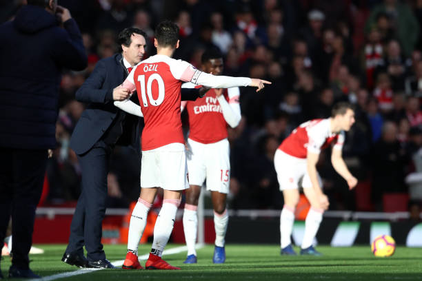 LONDON, ENGLAND - DECEMBER 22:  Unai Emery, Manager of Arsenal gives instructions to Mesut Ozil of Arsenal during the Premier League match between Arsenal FC and Burnley FC at Emirates Stadium on December 22, 2018 in London, United Kingdom.  (Photo by Julian Finney/Getty Images)
