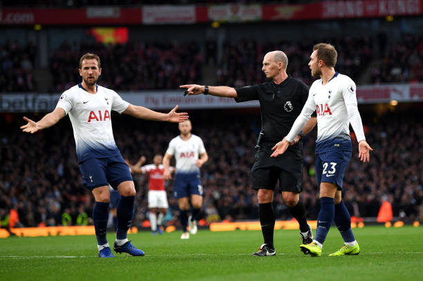 LONDON, ENGLAND - DECEMBER 02: Match Referee Mike Dean awards a penalty to Tottenham Hotspur as Harry Kane and Christian Eriksen of Tottenham Hotspur react during the Premier League match between Arsenal FC and Tottenham Hotspur at Emirates Stadium on December 1, 2018 in London, United Kingdom. (Photo by Shaun Botterill/Getty Images)
