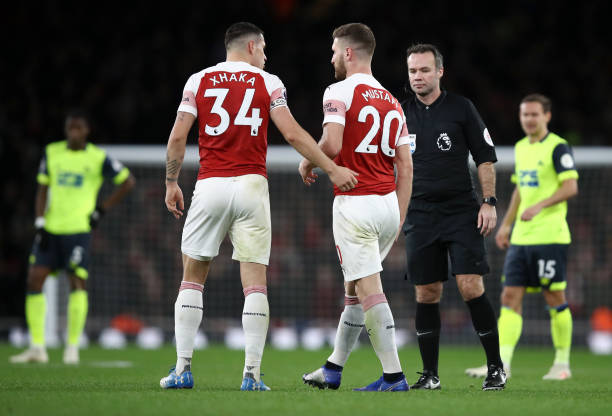 LONDON, ENGLAND - DECEMBER 08: Shkodran Mustafi of Arsenal leaves the pitch injured during the Premier League match between Arsenal FC and Huddersfield Town at Emirates Stadium on December 8, 2018 in London, United Kingdom. (Photo by Julian Finney/Getty Images)