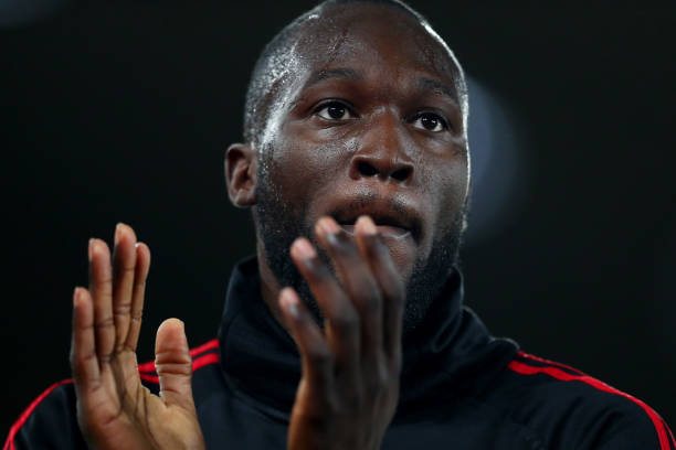SOUTHAMPTON, ENGLAND - DECEMBER 01: Romelu Lukaku of Manchester United applauds the fans during the warm-up before the Premier League match between Southampton FC and Manchester United at St Mary's Stadium on December 01, 2018 in Southampton, United Kingdom. (Photo by Dan Istitene/Getty Images)