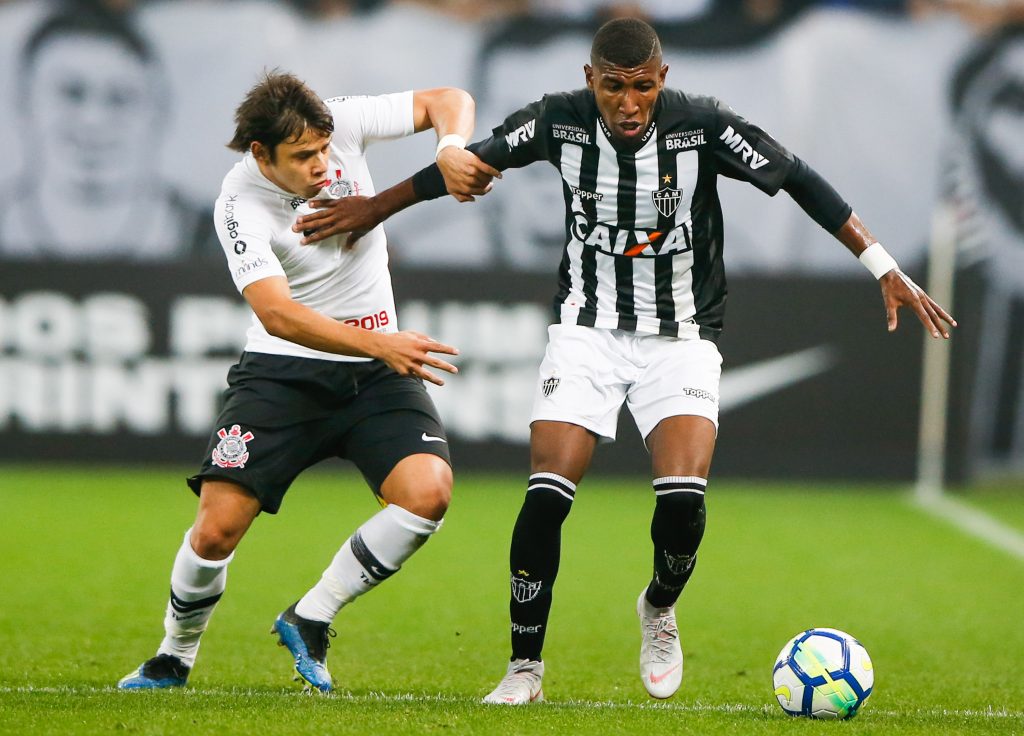 SAO PAULO, BRAZIL - SEPTEMBER 01: Romero (L) of Corinthians and Emerson Leite of Atletico MG in action during the match for the Brasileirao Series A 2018 at Arena Corinthians Stadium on September 01, 2018 in Sao Paulo, Brazil. (Photo by Alexandre Schneider/Getty Images)