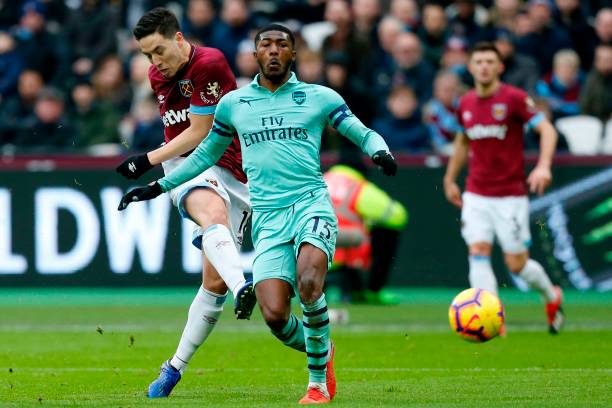 West Ham United's French midfielder Samir Nasri (L) shoots past Arsenal's English midfielder Ainsley Maitland-Niles (C) but wide of the post during the English Premier League football match between West Ham United and Arsenal at The London Stadium, in east London on January 12, 2019. (Photo by Ian KINGTON / AFP)