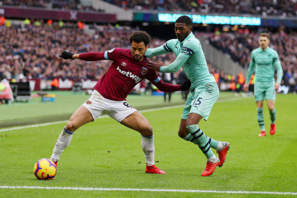 LONDON, ENGLAND - JANUARY 12: Felipe Anderson of West Ham United battles for possession with Ainsley Maitland-Niles of Arsenal during the Premier League match between West Ham United and Arsenal FC at London Stadium on January 12, 2019 in London, United Kingdom. (Photo by Catherine Ivill/Getty Images)