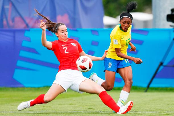 Brazil's Kerolin Nicoli vies for the ball with England's Anna Patten during the Women World Cup U20 football match Brazil against England on August 8, 2018 at the Clos Gastel stadium in Dinan, north-western France. (Photo by CHARLY TRIBALLEAU / AFP) 